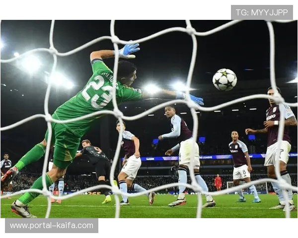 诺伊尔贸然出击至中圈,马丁内利轻松晃过推射空门