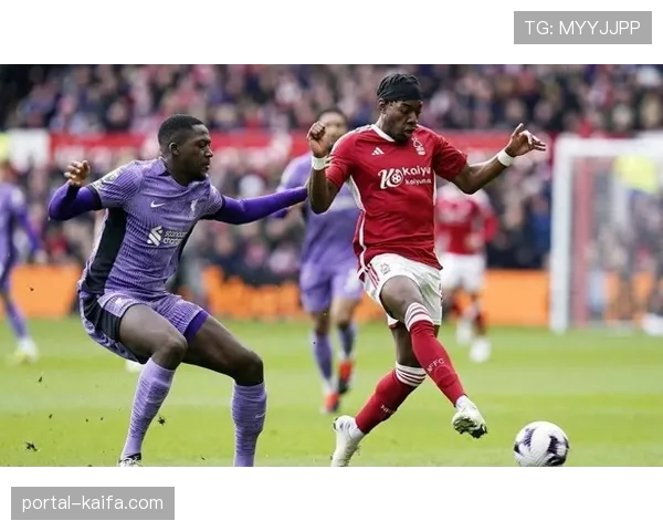 争议判罚,诺丁汉森林进球因推人犯规在先被VAR取消